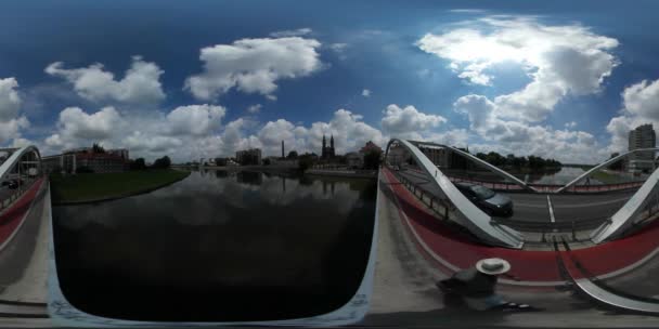 360vr відео людей автомобілів Bycycle провулок, на мосту паркан і дорога Guardrail велосипедистів їзда автомобілів водіння по річці Одра (Одер) міст Ополе літніх Сонячний — стокове відео