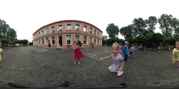 360Vr Vídeo Jardim de infância Graduação Bom humor Sorrindo As crianças estão correndo ao redor das crianças Divirta-se no quintal Verão Dia ensolarado Opole Polônia Ao ar livre — Vídeo de Stock