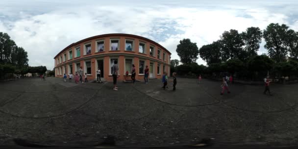비디오 유치원 졸업 아이 마당 남자와 여자를 좋은 분위기에서 재미 있는 여름 화창한 날 오 폴 레 폴란드 야외 주위 실행 360vr — 비디오