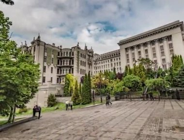 Horodecki ev Chimaeras Kiev gün insanlar Meydanı eski tarihi bina bulutlu gün kaldırım karosu yer yeşil Dekoratif ağaçlar yaz yürüme