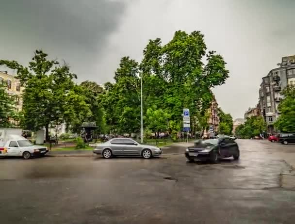 劇場キエフ日フランコ劇場国立学術ドラマ劇場の人々 は近くに正方形ウォーキング都市交通の車は道路の緑の木通りによって駆動されます。 — ストック動画