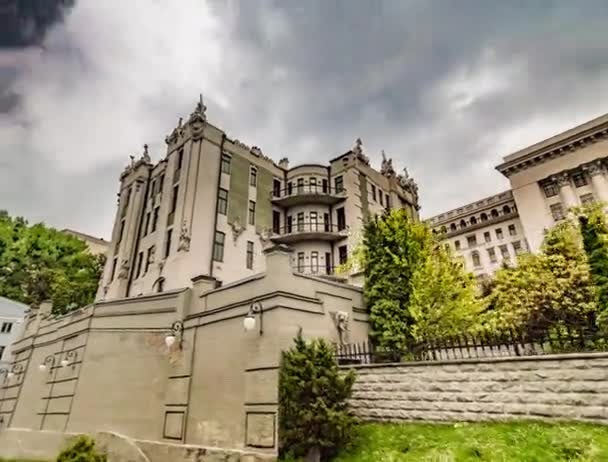 Piazza vicino Horodecki Casa Chimaeras alte mura di edificio storico alberi decorativi verdi estate nuvoloso giorno pavimentazione piastrelle vecchio edificio storico — Video Stock