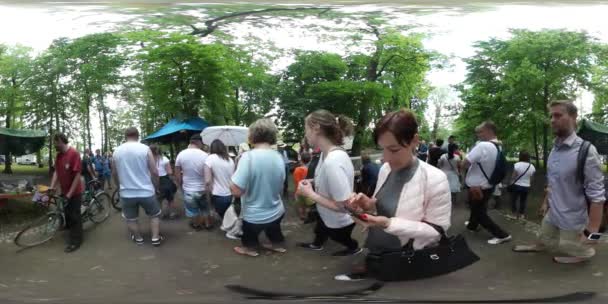 360vr wideo ludzi zwierząt w klatkach piknik rodzinny opolskie lato słoneczny dzień ludzie chodzą przez Alley ogląda zwierzęta rodzin dzieci spędzają czas Zoo — Wideo stockowe