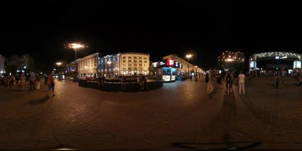 360Vr Vídeo Pessoas à noite Kiev Square Iluminado Edifícios antigos Azulejos pavimentação Céu escuro no fundo Backpacker turistas estão olhando para as vistas — Vídeo de Stock