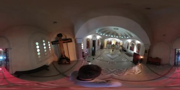 360vr Video adam tapınak Archangel Gabriel açılış bir çubuk üzerinde kamera tarafından çekilen kubbe tavan altında Tapınağı Kiev aydınlatma restorasyonu filme — Stok video