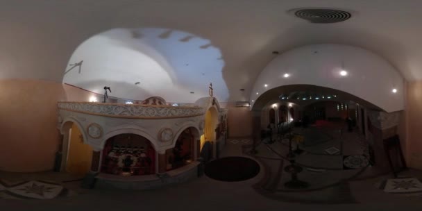 360Вр Видео Интерьер церкви Открытие храма Восстановление Архангельской церкви Гавриила Киевского освещения под куполом — стоковое видео