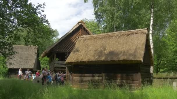 Gruppe von Kindern und Erwachsenen besucht den Park der Architektur — Stockvideo