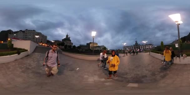 360Vr Vidéo Homme Filmant des Fontaines Colorées Place postale de Kiev Les gens marchant vers le bas Vers l'eau Illuminé Vieux Bâtiments Pavage Tuiles crépuscule — Video