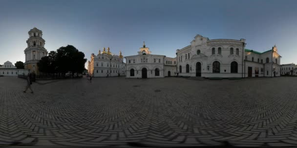 360Vr Video Plaza del Hombre Gran Torre de la Campana Lavra Kiev Plaza de adoquines Vieja Turista está mirando Edificios Históricos Religiosos Kiev Territorio de Pechersk Lavra — Vídeos de Stock