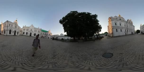 360Vr Vidéo Homme Proximité Grand clocher de lave Kiev Old Cobblestone Square Tourist is Looking at Historical Religious Buildings Kiev Pechersk Lavra Territory — Video