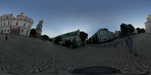 360Vr Vídeo Homem Perto Dormition Cathedral Kiev Old Cobblestone Square Tourist is Looking at Historical Religious Buildings Filming Kyiv Pechersk Lavra — Vídeo de Stock