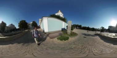 360vr Video adam çan kulesi Michael'ın şehir gün Kiev kule Michael'ın Manastırı fresk bir duvar içinde güneşli yaz gün adam girer alarak Video olduğunu