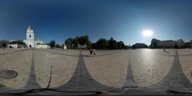 360vr Video büyükanne küçük Boy kare Kiev şehir gün Michael'ın Manastırı çan kulesi Arnavut kaldırımlı Meydanı güneşli yaz günü mavi gökyüzü insanlar üzerinde yürüme
