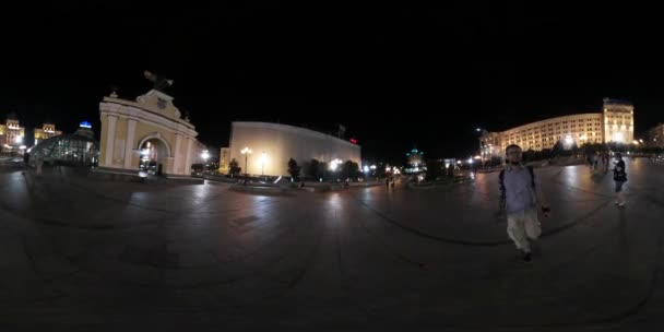 Vidéo 360Vr Les gens la nuit Place de Kiev Jour de la Ville Maidan Nezalezhnosti Illuminé Vieux Bâtiments Pavage Tuiles Ciel Noir Touristes Regardez les vues — Video