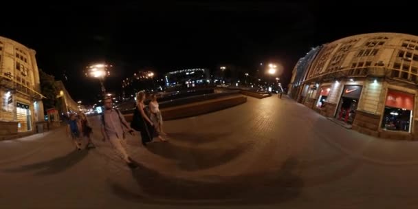 360 Grados Panorama Del Hombre Caminando Ciudad Por Noche — Vídeos de Stock