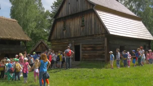Schüler mit Lehrern besuchen die alte Hütte — Stockvideo