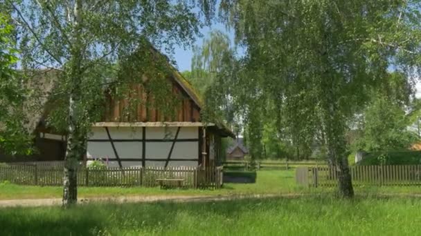 Gammalt lantligt polskt hus på våren — Stockvideo