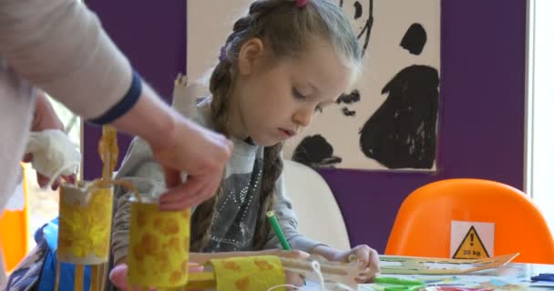 Дети, занятые рисованием в комнате детского сада — стоковое видео