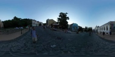 360vr Video Man Filme Kiev Downtown City Day Cityscape İnsanlar Cobblestone City Square Yaz Kameraman Sokak Eski Binalar tarafından Yürüyüş
