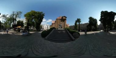 Kiev Downtown Golden Gate City Day İnsanlar 360vr Video Man Şehir Meydanı Çadır Çocuk Oyun Parkı Park Park Park Sunny tarafından Yürüyüş vardır