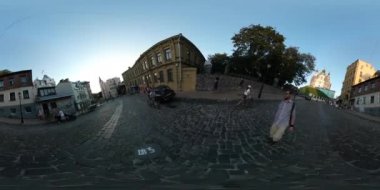 360vr Video Man Video Taking Video Kiev Downtown City Day Cityscape İnsanlar Cobblestone Şehir Meydanı Yaz Turist Yakındaki Eski Binalar Yürüyüş tarafından Yürüyüş vardır