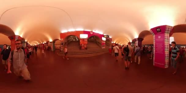 360vr video lidé ve vlaku opustit podzemní stanice Kyjevský městský den lidé odjíždějí z nástupiště na stropní kopule, světlé osvětlení — Stock video