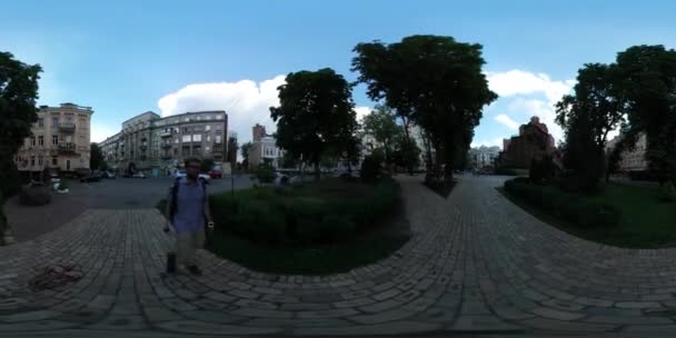 360Vr Video Man Near Golden Gate City Day Kiev Downtown Cityscape Cars Are Driven People Are Walking by the City Square Summer Old and Modern Buildings — Stock Video