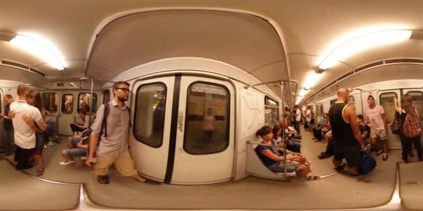 360Vr Video Man Takes the Other Car Underground Station Kiev City Day La gente está montando en tren Tome y deje los coches Iluminación brillante de la estación — Vídeos de Stock