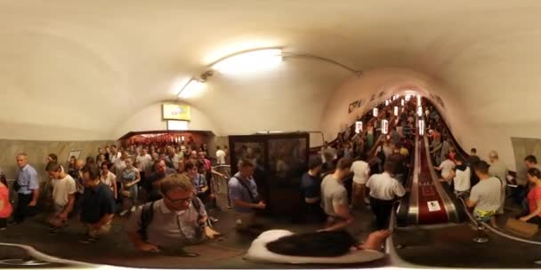 360Vr Vídeo Personas que se levantan en la escalera móvil Kiev City Day Underground Station La gente está caminando a los torniquetes Cúpula Techo Iluminación brillante — Vídeos de Stock