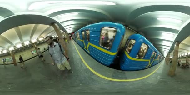360Vr Video Man en tren de plataforma sale de la estación subterránea del día de la ciudad de Kiev La gente está caminando por la plataforma El hombre está filmando el techo de la cúpula Iluminación brillante — Vídeos de Stock