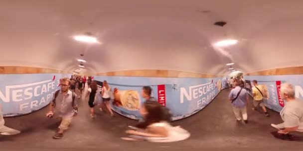 360vr video lidé chůze po podzemních Nádražní stanici Kyjevský městský den lidé se blíží ke stropu chůze po schodech v přízemí zářící osvětlení — Stock video