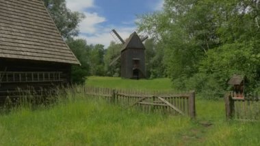 Köydeki Eski Evin Çimenli Avlusu