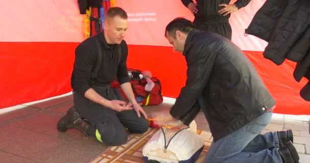 Δάσκαλος δείχνει πώς είναι καθιστούν την πρώτη ιατρική βοήθεια σε συνθήκες πεδίου — Αρχείο Βίντεο