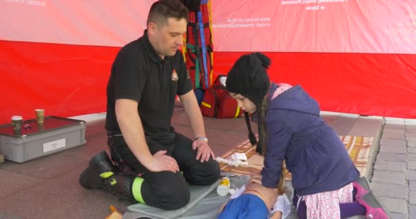 Mädchen lernt erste medizinische Hilfe am Tag der Stadt Oppeln (Polen)) — Stockvideo