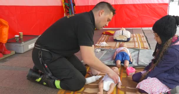 Man Shows to the Girl How to do Indirect Pijat of Heart to a Baby — Stok Video