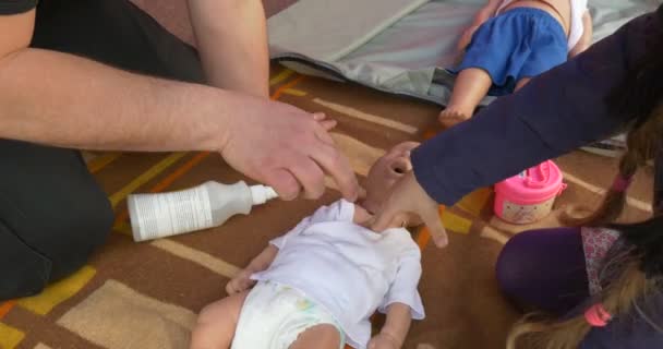 Het kleine meisje wordt beoefend hiervoor indirecte Massage van hart aan een Dummy — Stockvideo