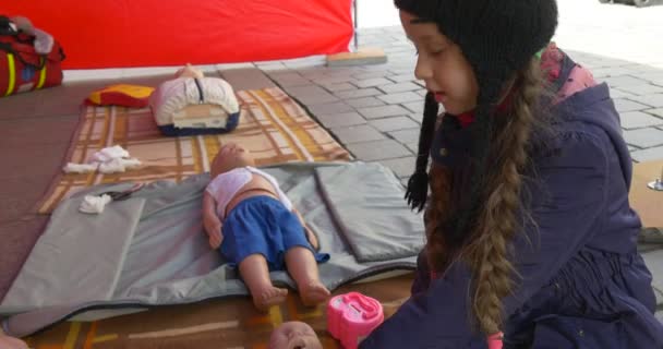 Gadis Belajar Untuk Melakukan Respirasi Buatan Pada Boneka — Stok Video