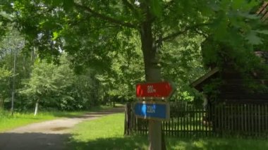 bir işaretçi ile Park yolundaki bir cilvesi