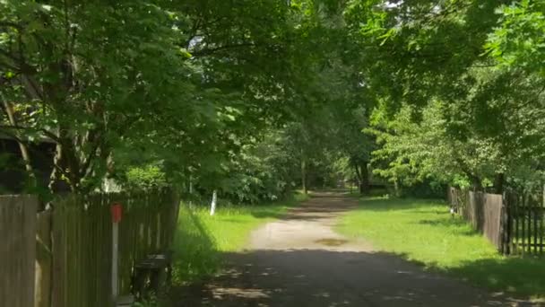 Vägen mellan de två fallfärdiga husen — Stockvideo