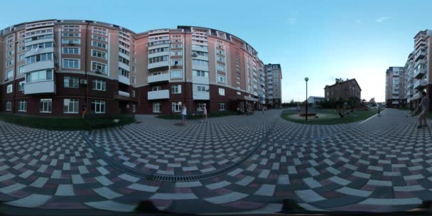 360vr barn är grimaserande Kiev City dag bostads hus pappa är cirklande hans lilla dotter barn är att ha roligt utomhus närliggande byggnad kväll — Stockvideo