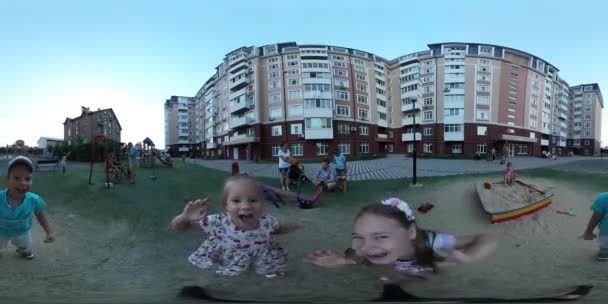 360vr wideo Happy Kids grymasy na plac zabaw Kijów miasta dzień dom mieszkalny dzieci są uruchomione, grając w piaskownicy, w pobliżu budynków wielopiętrowych — Wideo stockowe