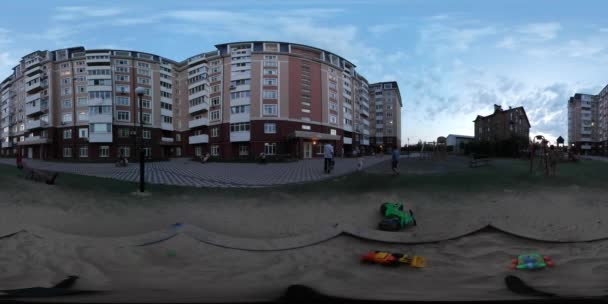 360vr wideo dzieci na miasto Kijów zabaw huśtawki dzień dom mieszkalny dzieci grają na zewnątrz w piaskownicy, w pobliżu budynków wielopiętrowych wieczorem — Wideo stockowe