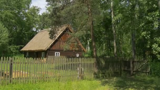 Yaz doğal manzara ile eski kırsal ev — Stok video