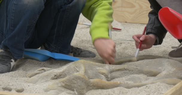 Niños jugando en arqueólogos en el jardín de infantes — Vídeos de Stock