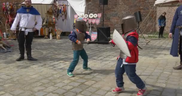 Twee kinderen nemen deel aan een vrolijke Duel — Stockvideo