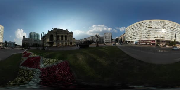 360vr Video människor förbi Kiev Opera House Downtown City dag Walking av sovjetisk stil byggnaden bilar drivs blomsterrabatt på City Square Sunset sommar — Stockvideo