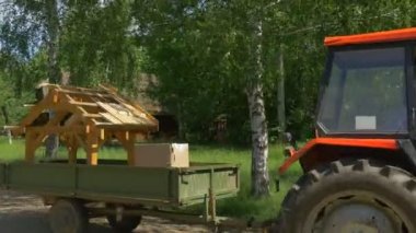 Ekskavatör orman yolu üzerinde sürücüler