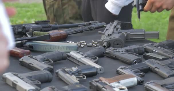 Los hombres demuestran nuevos y viejos tipos de armas de fuego — Vídeos de Stock