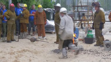 Wroclaw, Polonya - 18 Haziran 2016: Wroclaw (Polonya) 'da Yüksek Sıcaklıklar Festivali' nde Kindling Eriyen Fırın 'ı içeren küçük bir çelik grubu. İşçiler Özel Giyer 