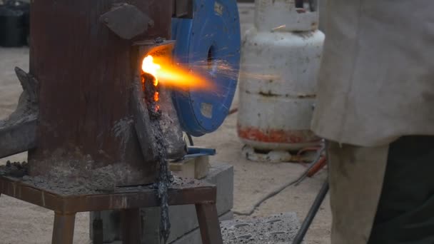用于粘土和搪瓷燃烧 金属模塑的炉灶 工人们在火边散步 火焰从炉膛里冒了出来 Tourism Poland Performance Show Tourists 铸造工场 — 图库视频影像